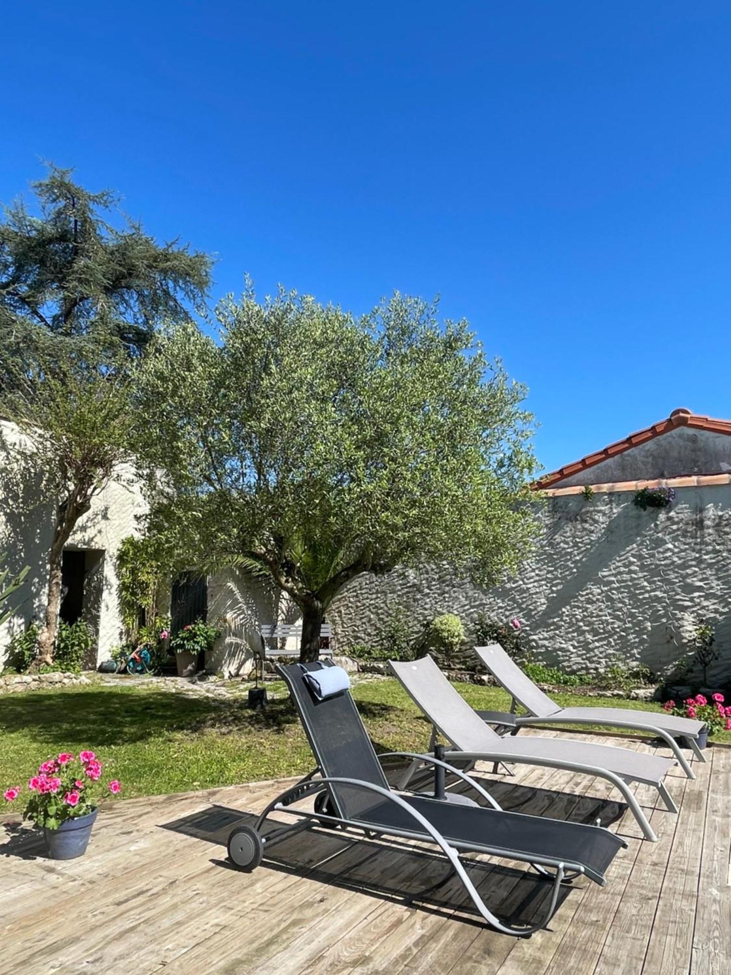 Aux Portes Des Iles Saint-Just-Luzac Exterior foto